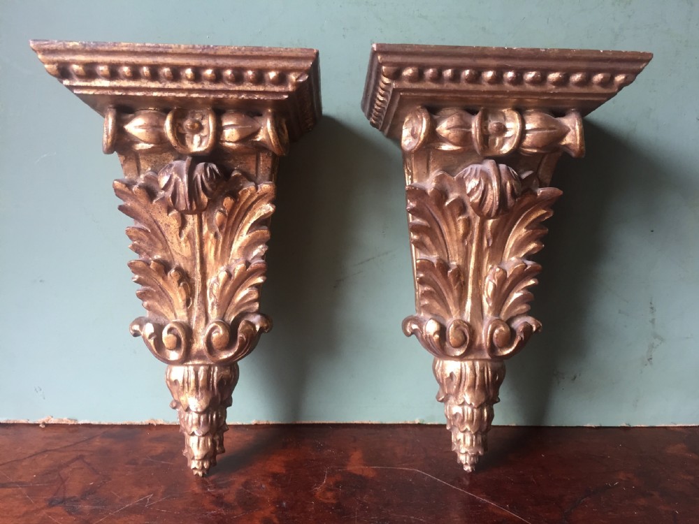 Finely carved pair of early C20th Italian giltwood display brackets or corbels.