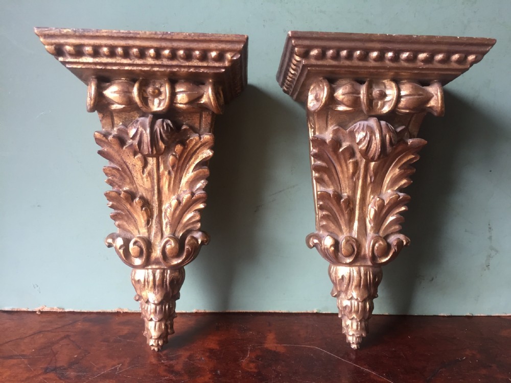 Finely carved pair of early C20th Italian giltwood display brackets or corbels. View III