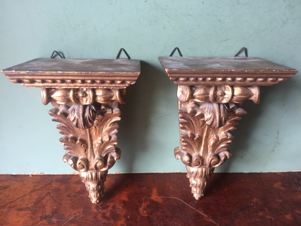 Finely carved pair of early C20th Italian giltwood display brackets or corbels. View V