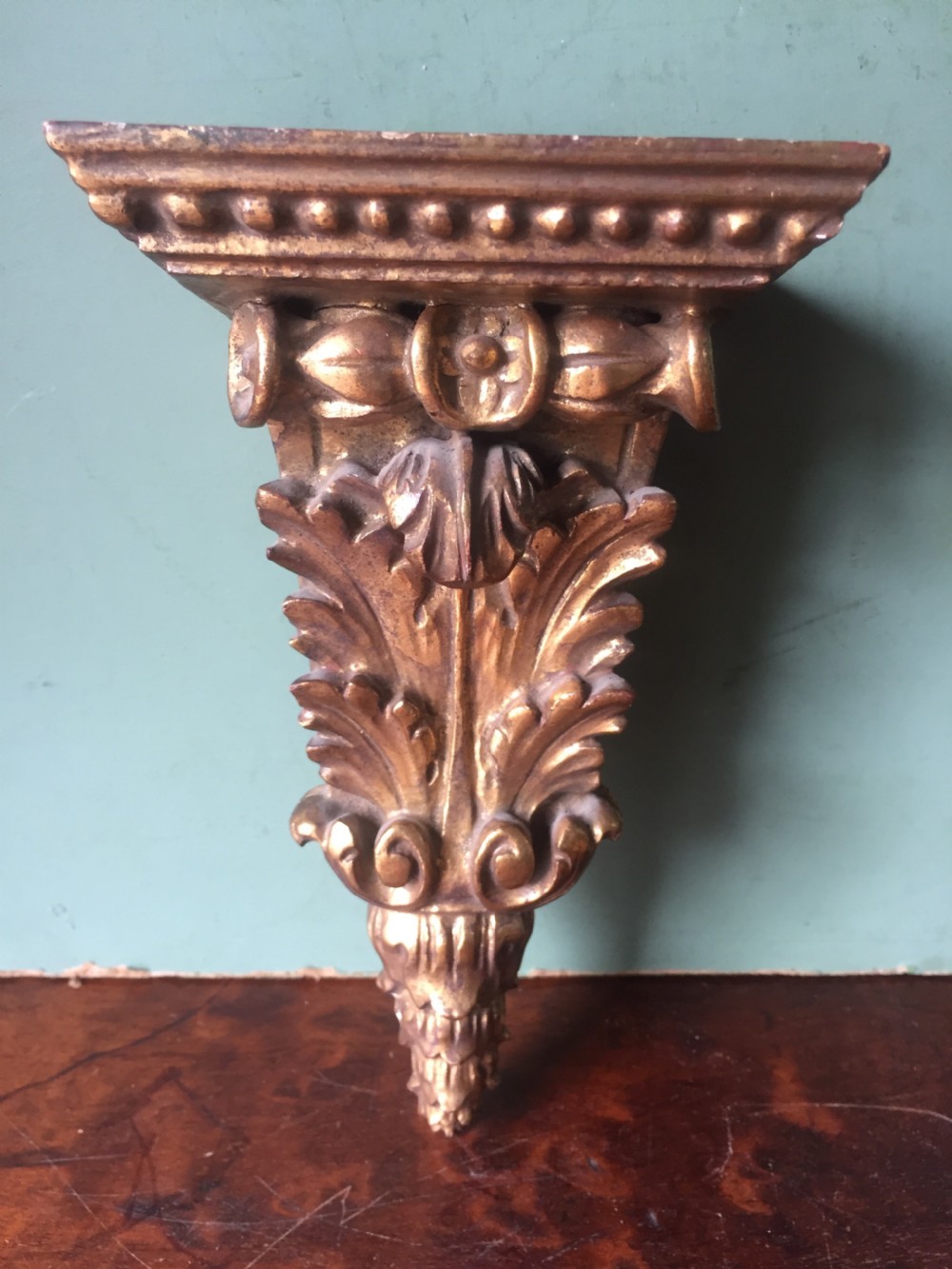 Finely carved pair of early C20th Italian giltwood display brackets or corbels. View X