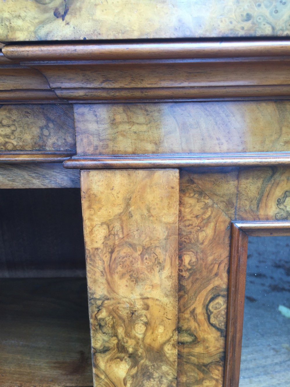Superb quality mid C19th burr walnut bookcase cabinet by Gillows of Lancaster. View XI
