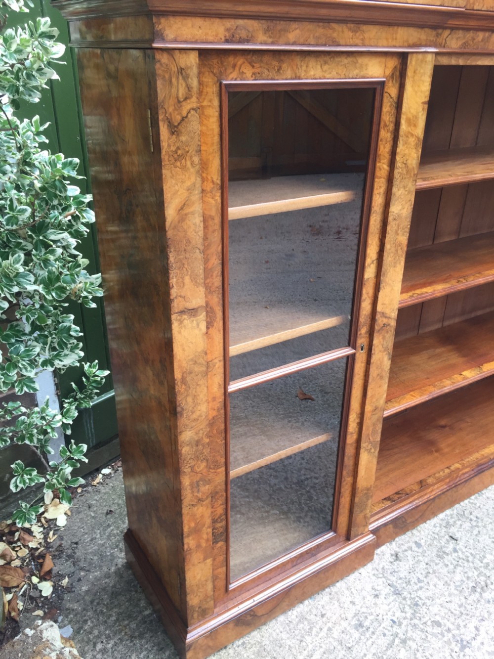 Superb quality mid C19th burr walnut bookcase cabinet by Gillows of Lancaster. View XII