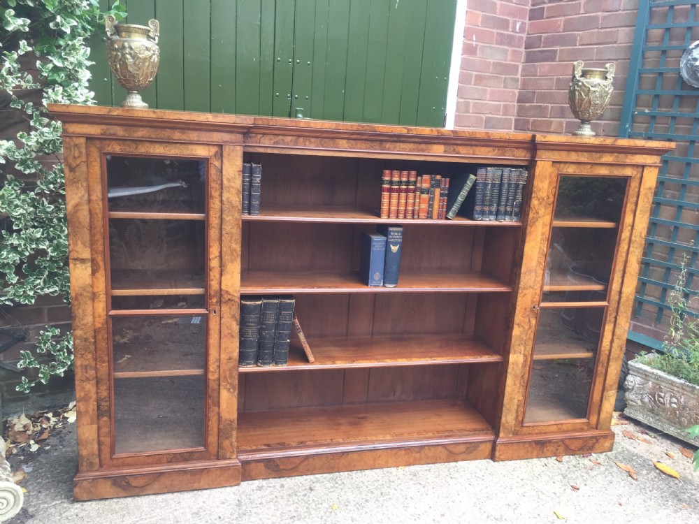 Superb quality mid C19th burr walnut bookcase cabinet by Gillows of Lancaster. View XVII
