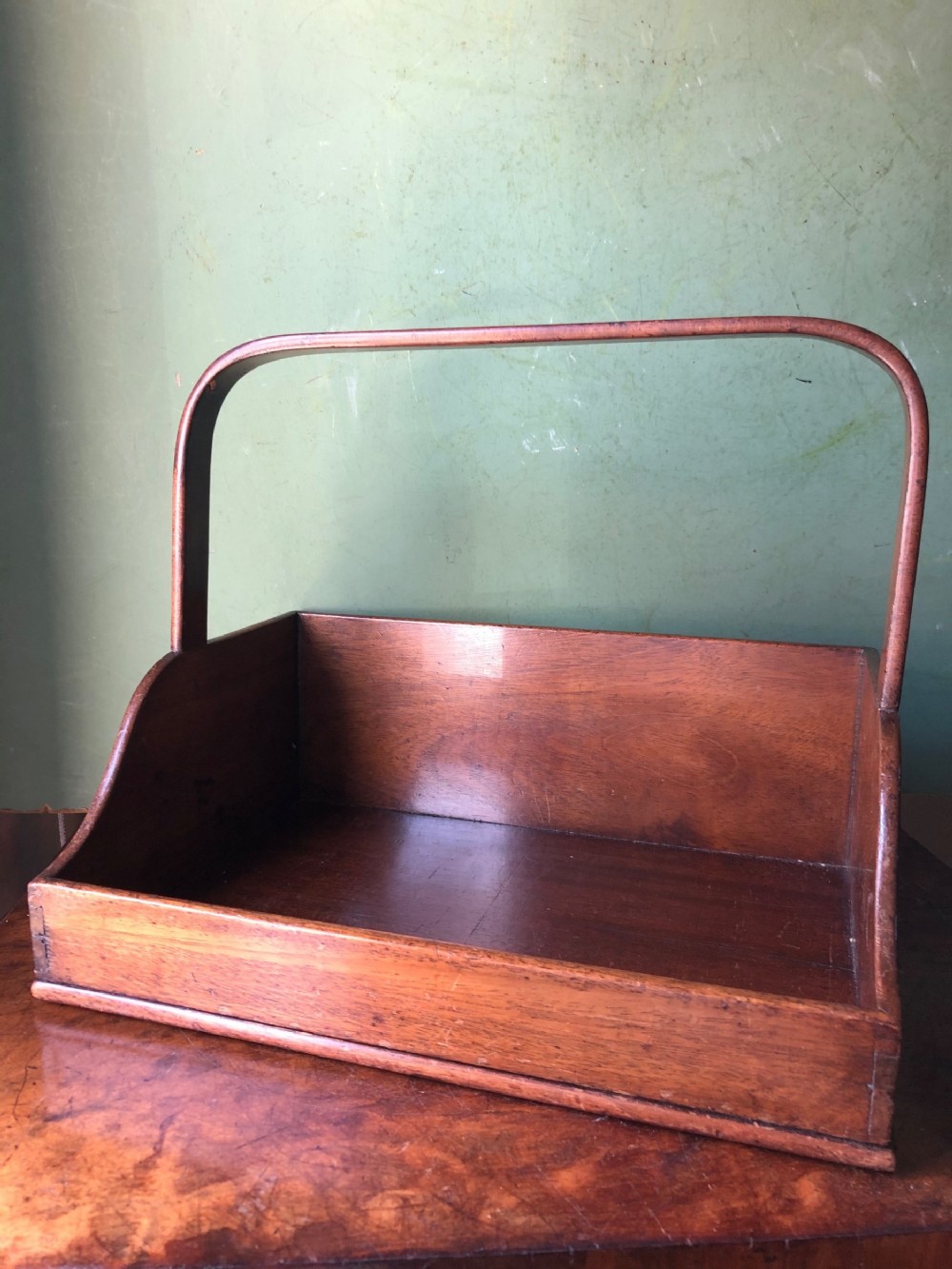 Early C19th Regency period mahogany desk-top book-carrier or stand.