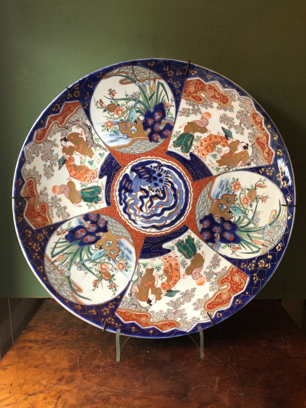 Late C19th Japanese Meiji period porcelain charger decorated in the Imari palette.