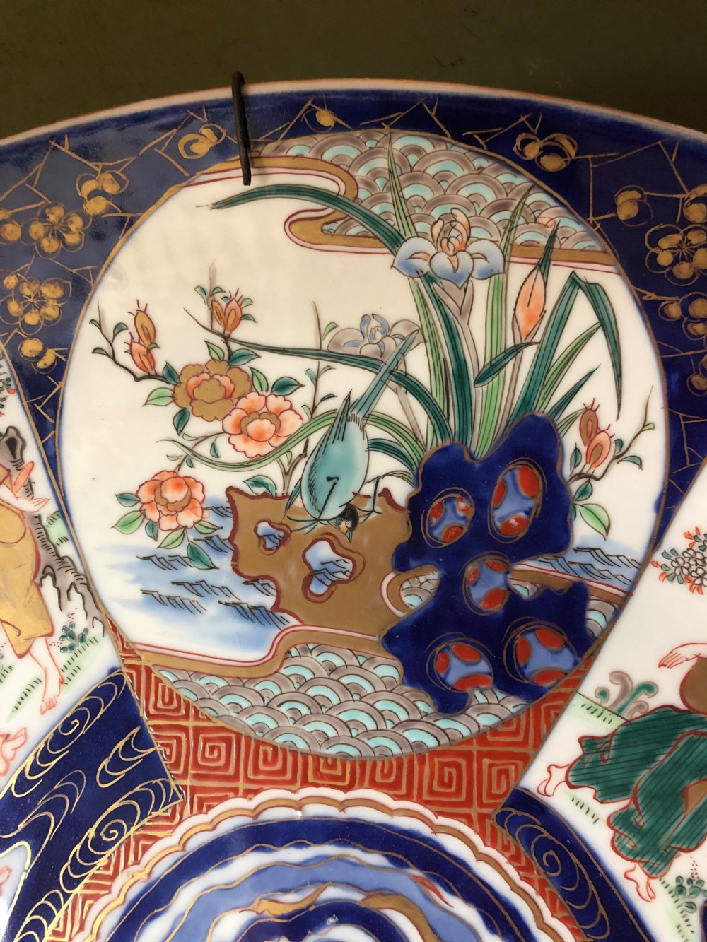 Late C19th Japanese Meiji period porcelain charger decorated in the Imari palette. View VII