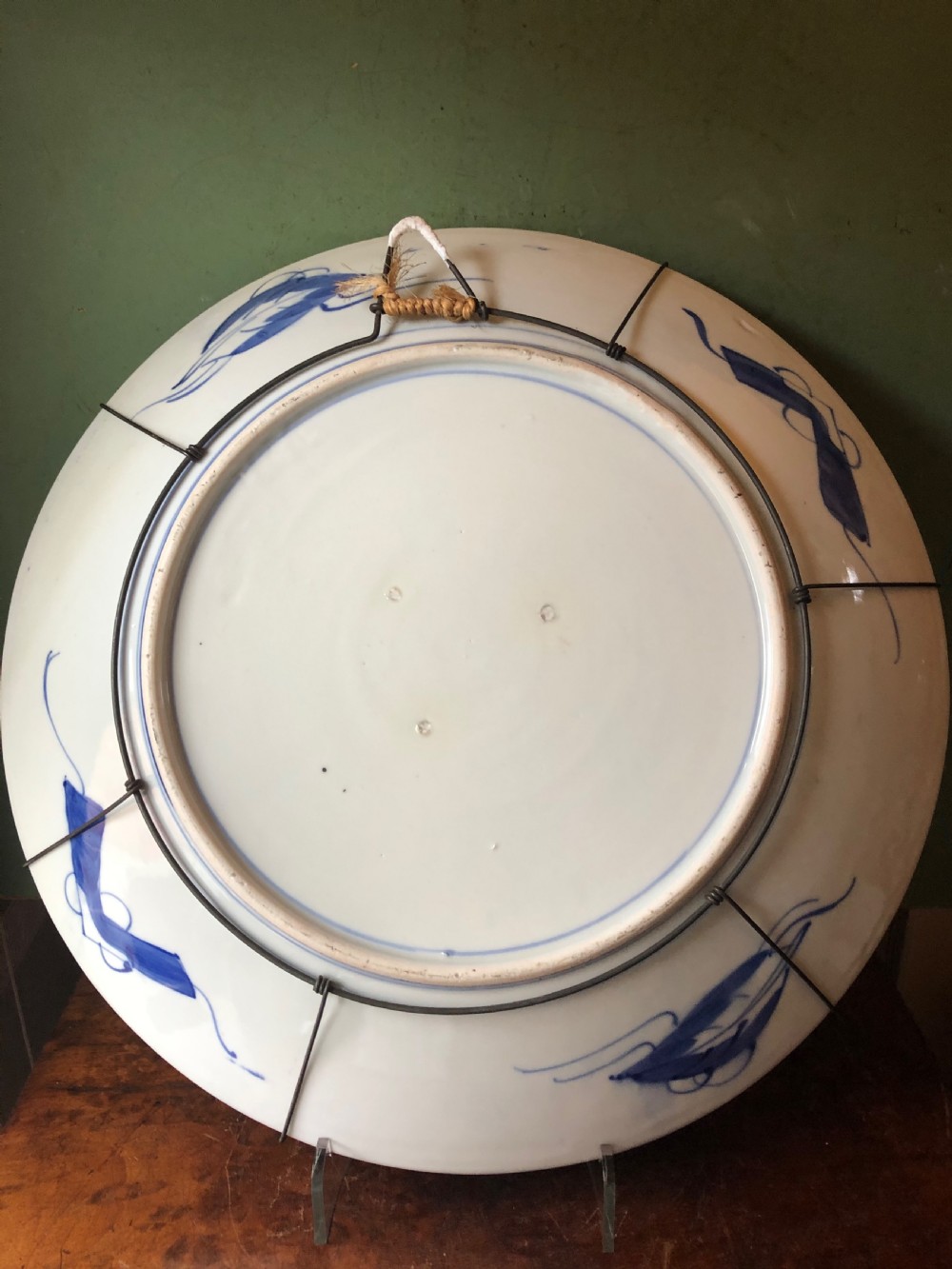 Late C19th Japanese Meiji period porcelain charger decorated in the Imari palette. View IX