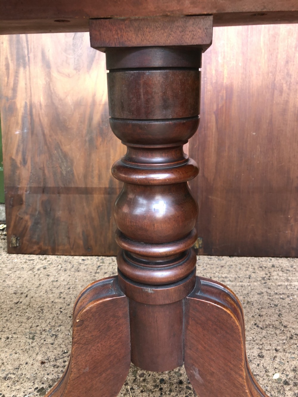 Fine early C19th Regency period mahogany twin-pillar dining table. View XIII