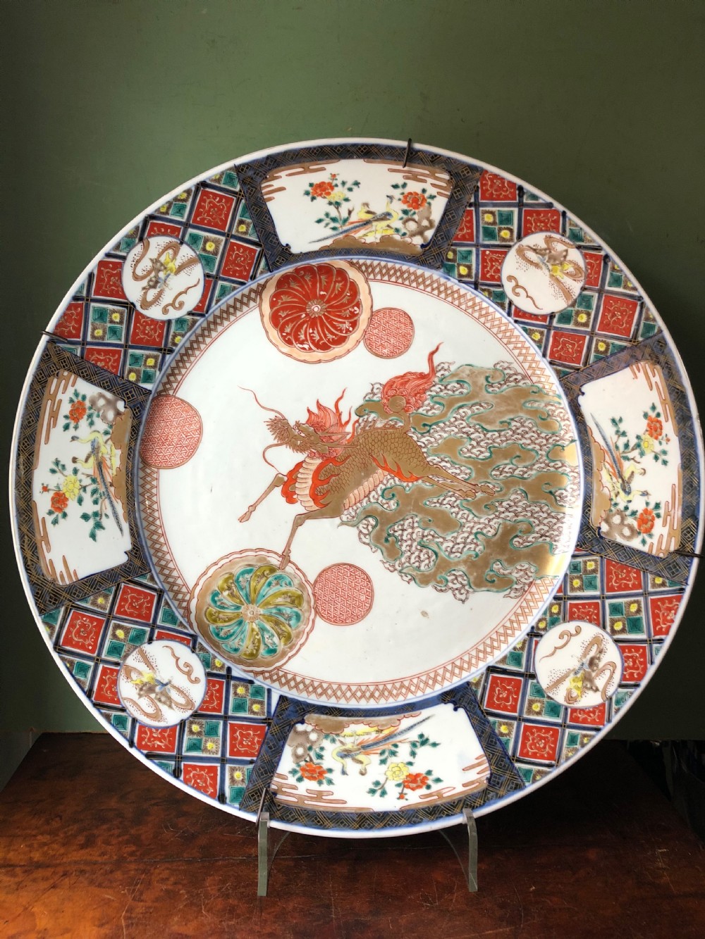Late C19th Japanese Meiji period porcelain charger decorated in the Imari palette.