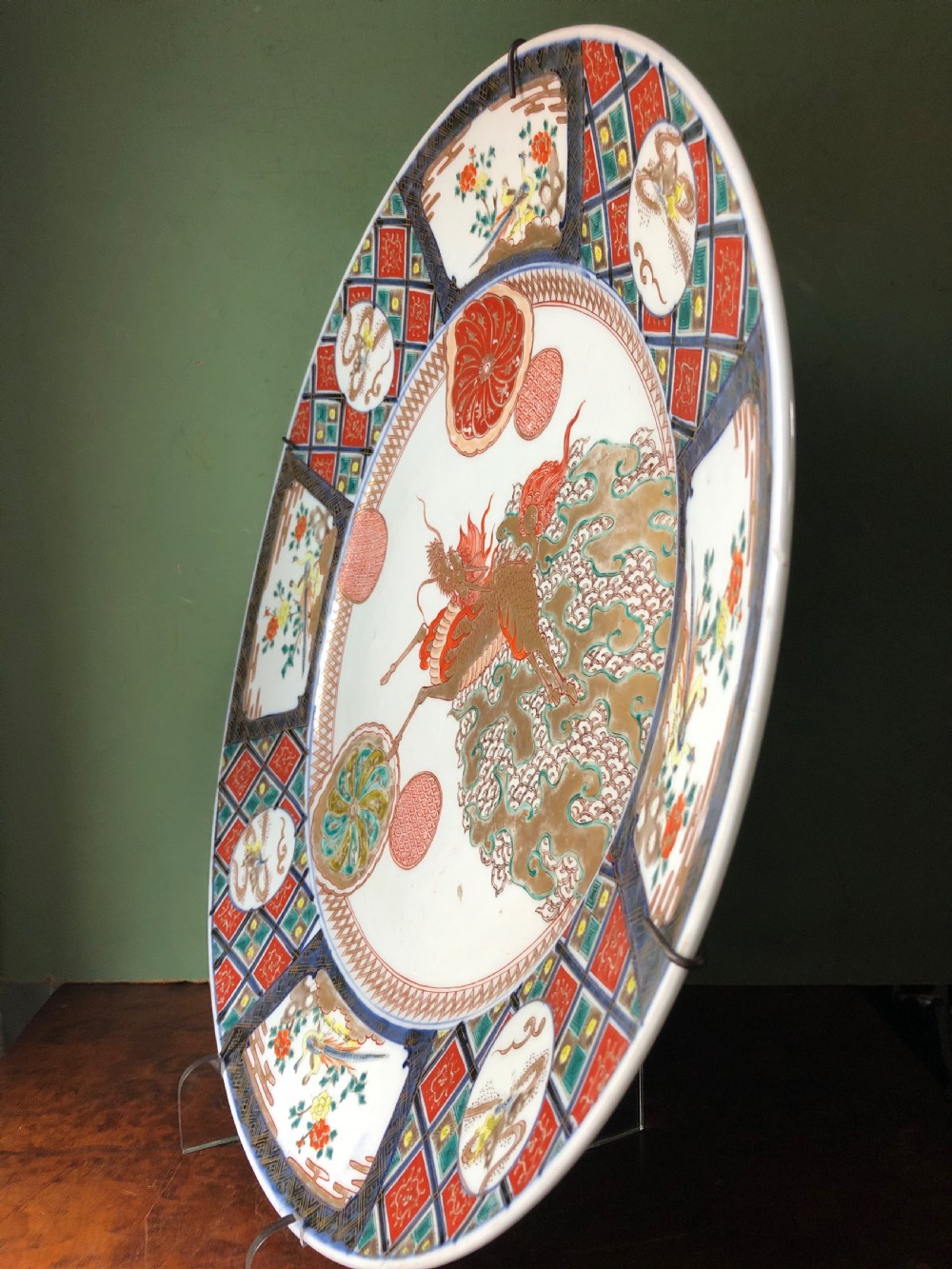 Late C19th Japanese Meiji period porcelain charger decorated in the Imari palette. View VII
