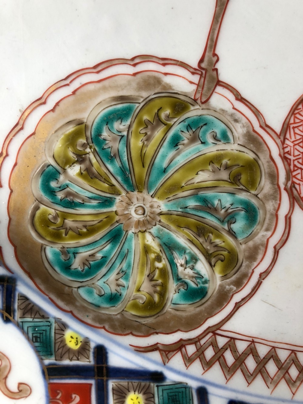 Late C19th Japanese Meiji period porcelain charger decorated in the Imari palette. View XVI