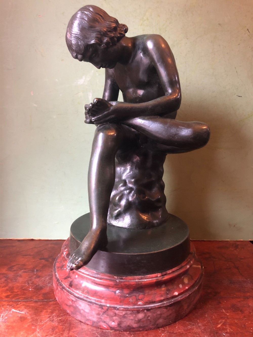 Late C19th Italian bronze ‘Grand Tour’ souvenir reduction sculpture after the antique , “Lo Spinario “. 