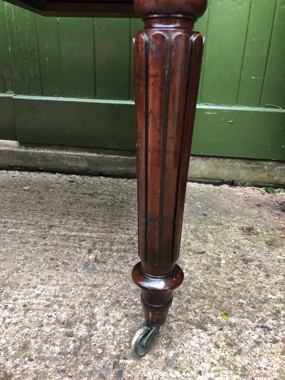 Early C19th George IV period mahogany kneehole writing table in the manner of Gillows of Lancaster and London. View XV