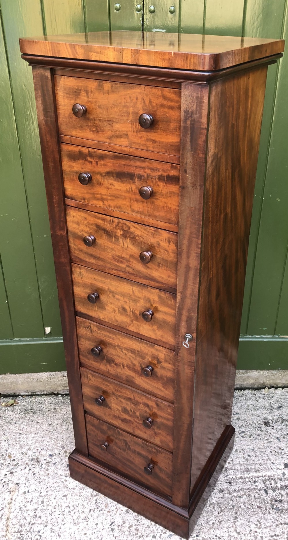 Early C19th Regency period mahogany seven-drawer ‘Wellington’ chest .