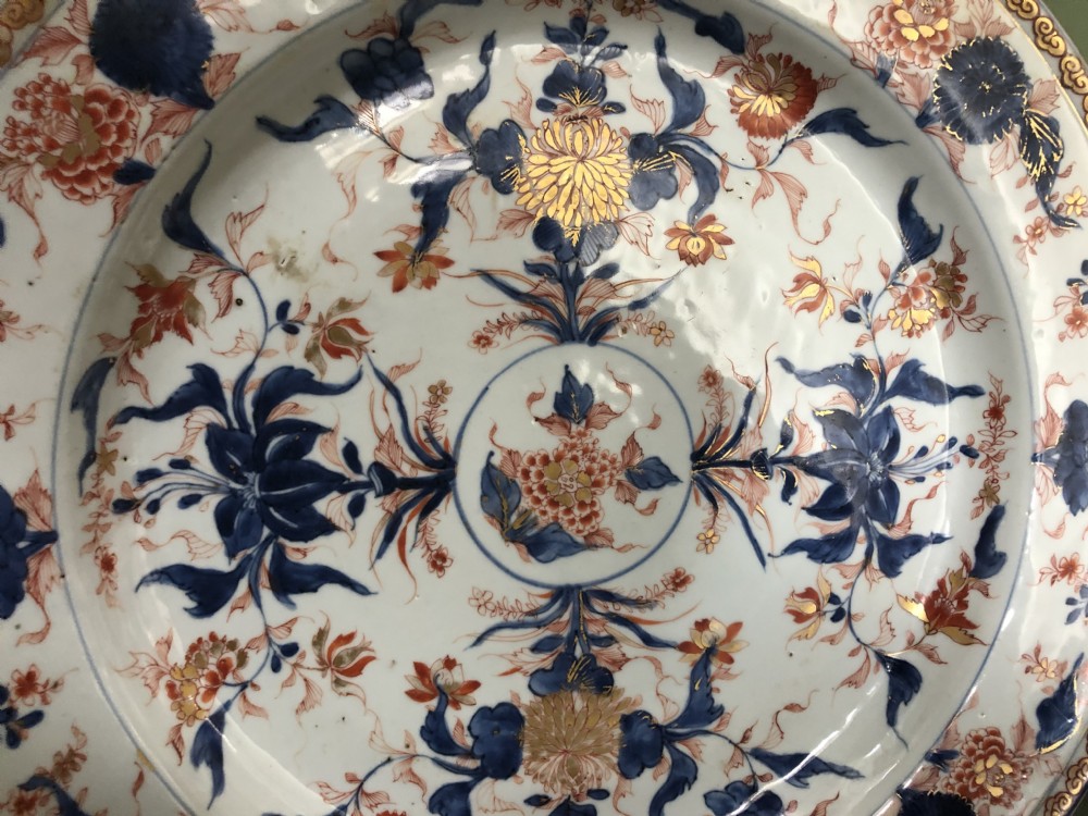 Trio of early C18th Chinese Qing Dynasty Imari pattern porcelain dished chargers ,Kangxi mark and period. View XXIII