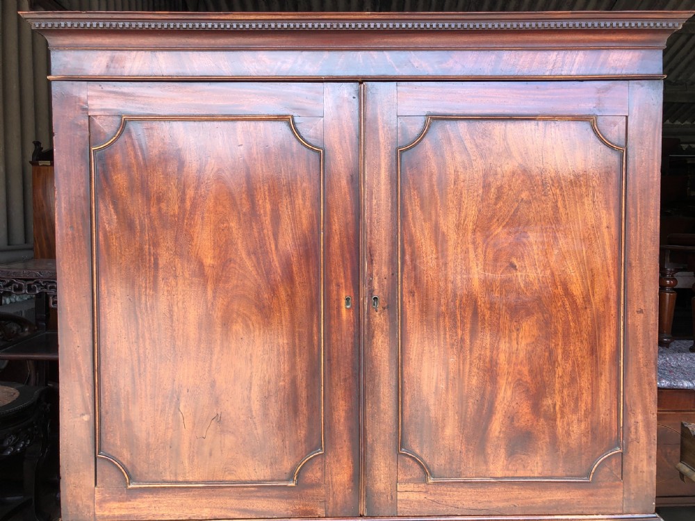 Late C18th George III period mahogany linen-press of small proportions. View XIV