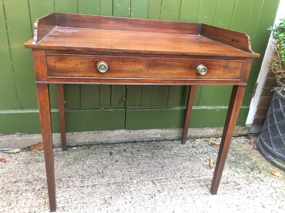 Elegant late C18th George III period mahogany dressing table of restrained design.