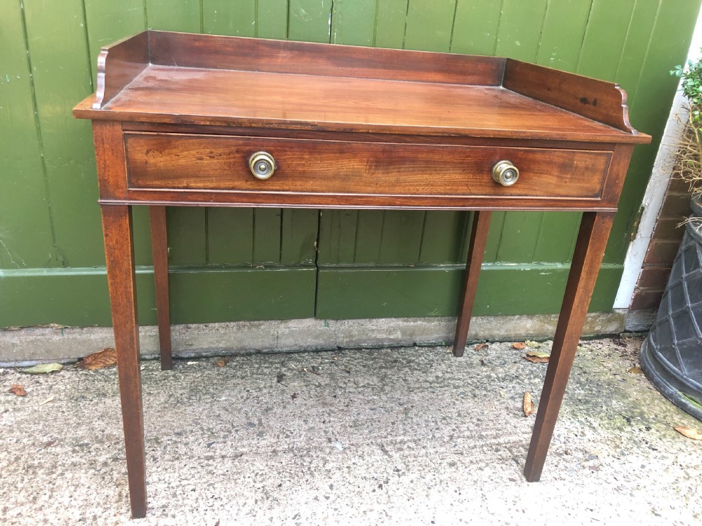 Elegant late C18th George III period mahogany dressing table of restrained design. View II