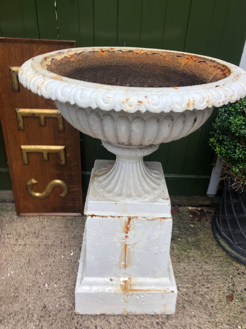 Pair of impressive early C19th cast-iron  terrace or garden vases of imposing scale. View VII