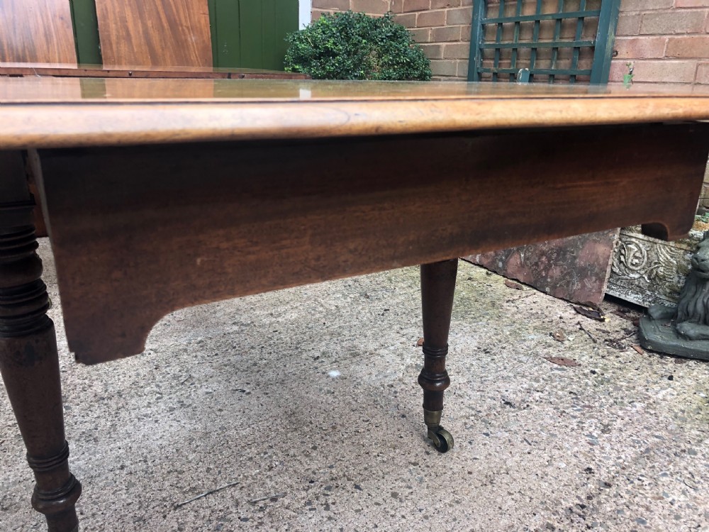 Elegant early C19th Regency period  mahogany extending dining table of unusual design and format. View III