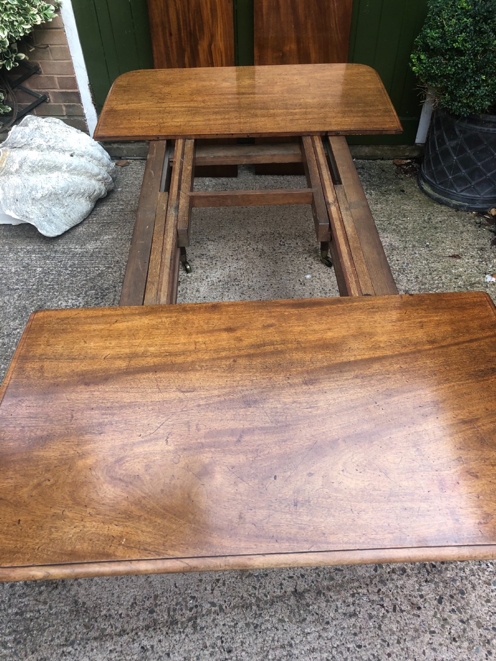 Elegant early C19th Regency period  mahogany extending dining table of unusual design and format. View IV