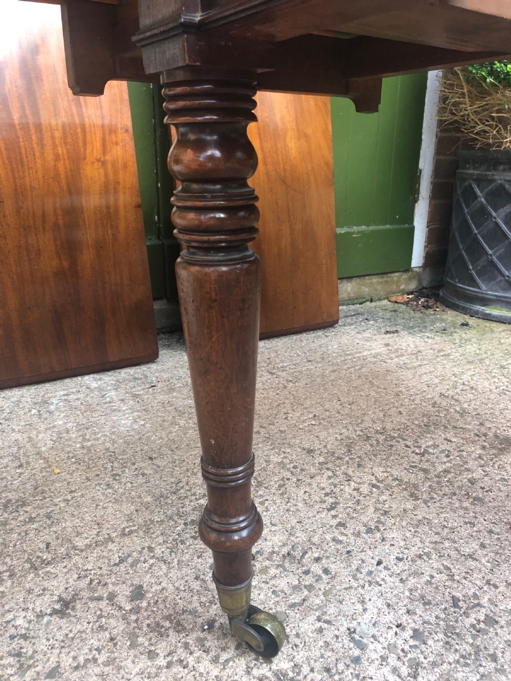 Elegant early C19th Regency period  mahogany extending dining table of unusual design and format. View V