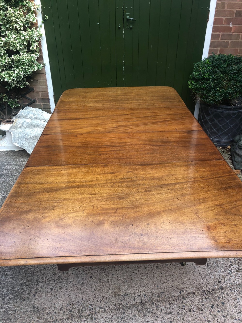Elegant early C19th Regency period  mahogany extending dining table of unusual design and format. View VI
