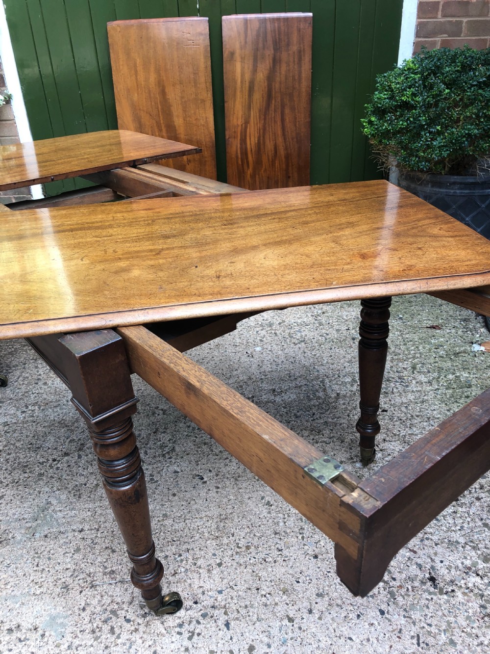 Elegant early C19th Regency period  mahogany extending dining table of unusual design and format. View XVII