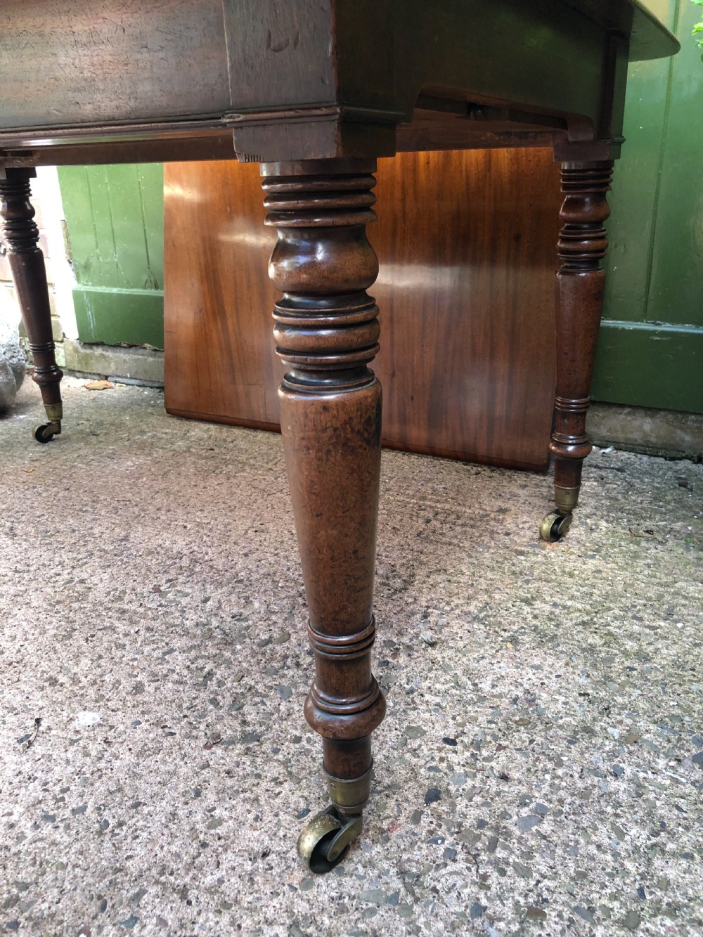 Elegant early C19th Regency period  mahogany extending dining table of unusual design and format. View XVIII
