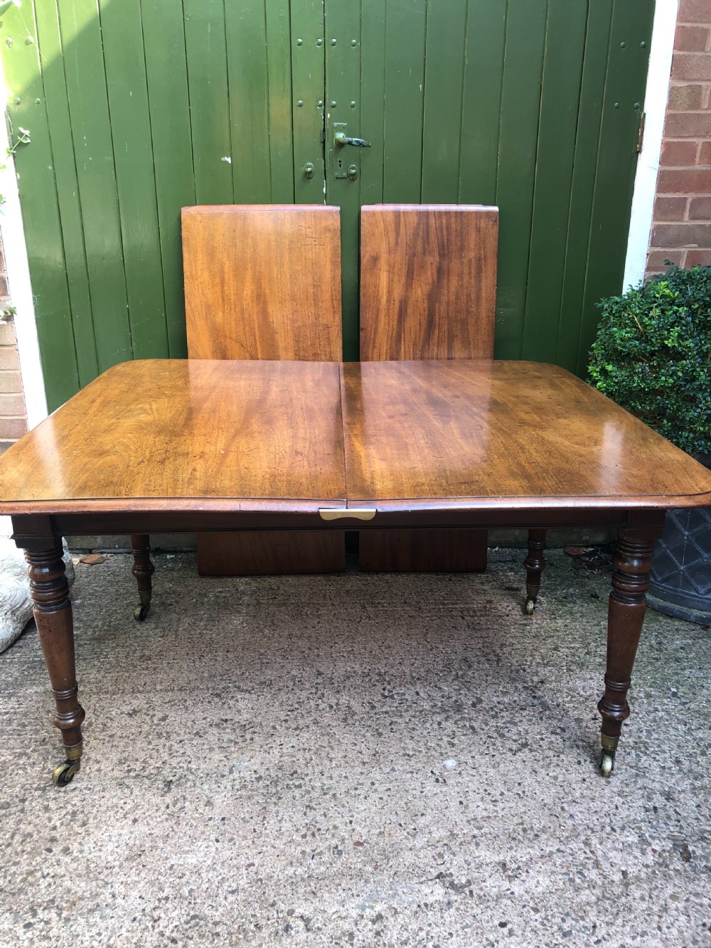 Elegant early C19th Regency period  mahogany extending dining table of unusual design and format. View XXI