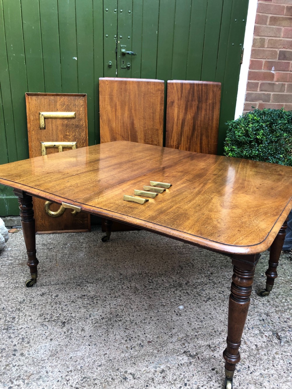 Elegant early C19th Regency period  mahogany extending dining table of unusual design and format. View XXIV