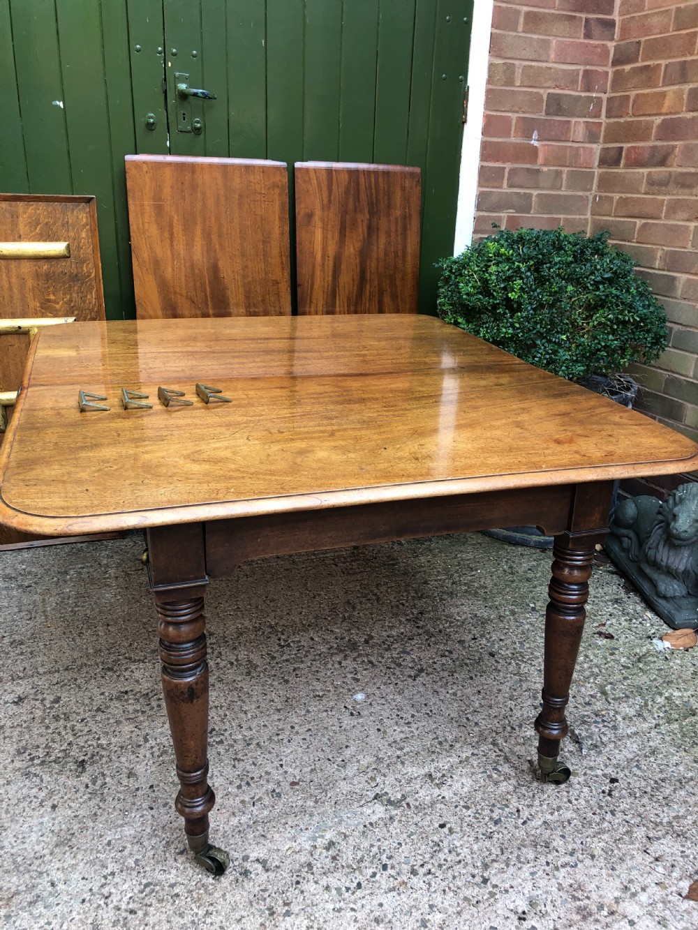 Elegant early C19th Regency period  mahogany extending dining table of unusual design and format. View XXV