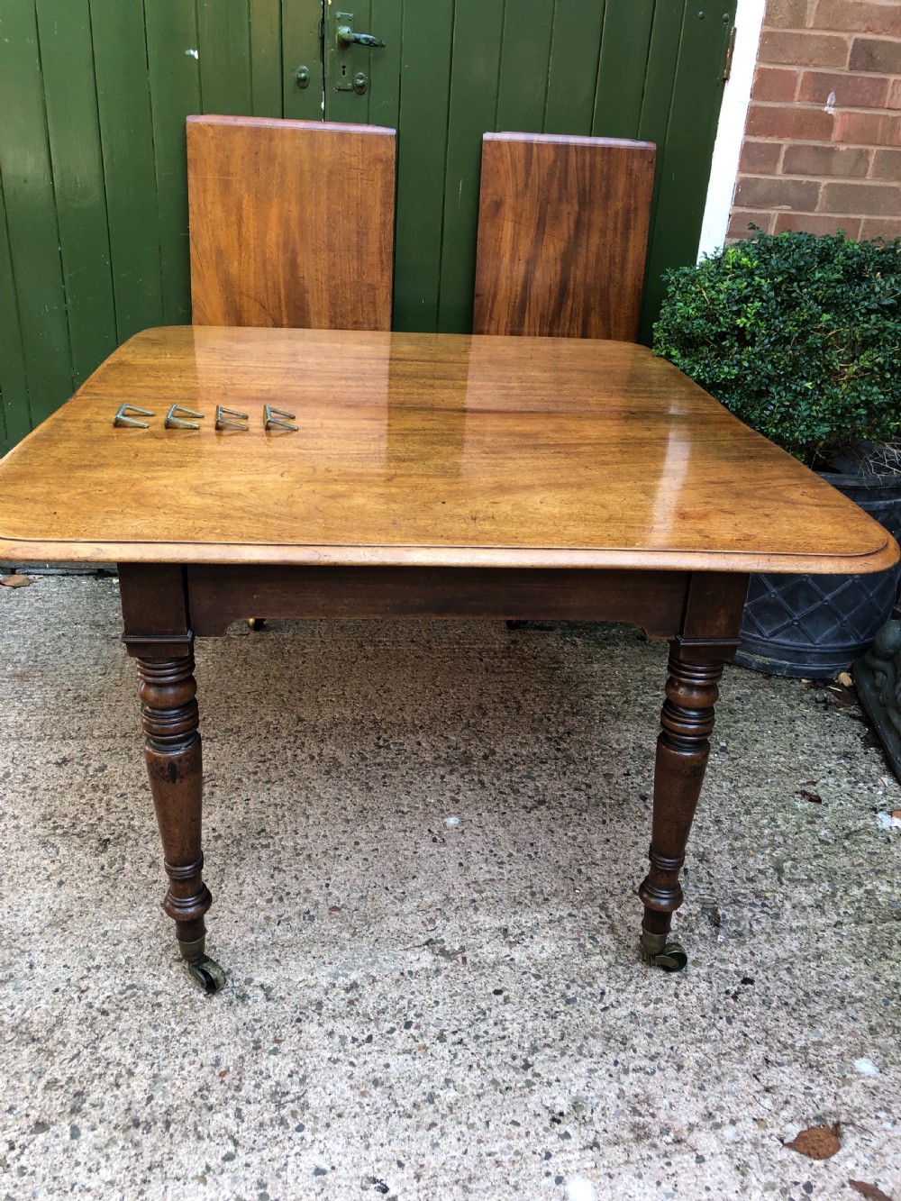 Elegant early C19th Regency period  mahogany extending dining table of unusual design and format. View XXVIII