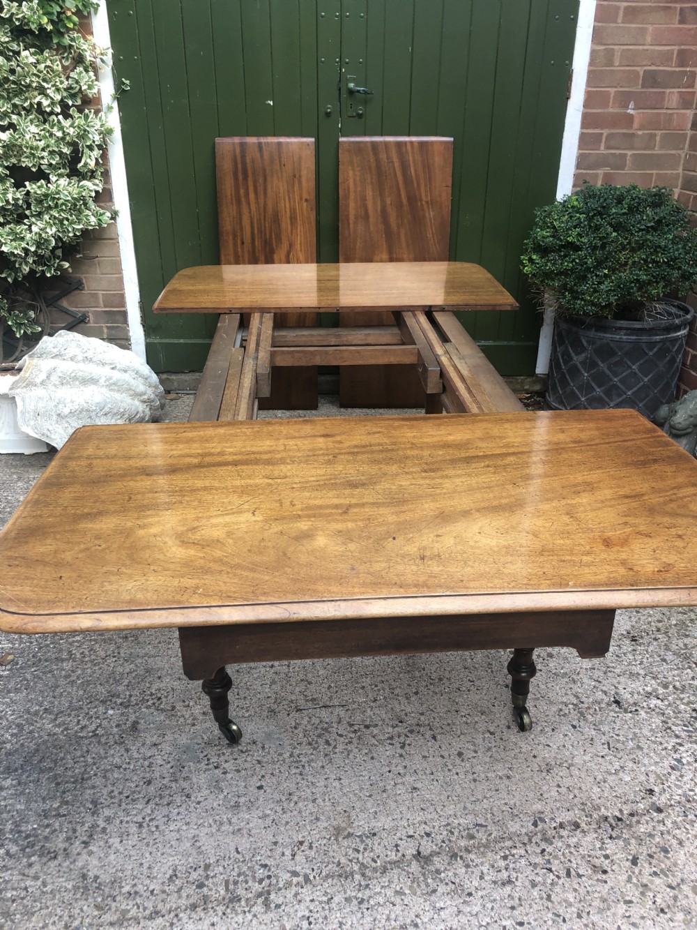 Elegant early C19th Regency period  mahogany extending dining table of unusual design and format. View II