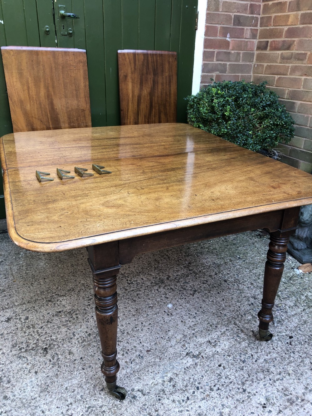 Elegant early C19th Regency period  mahogany extending dining table of unusual design and format. View XXX