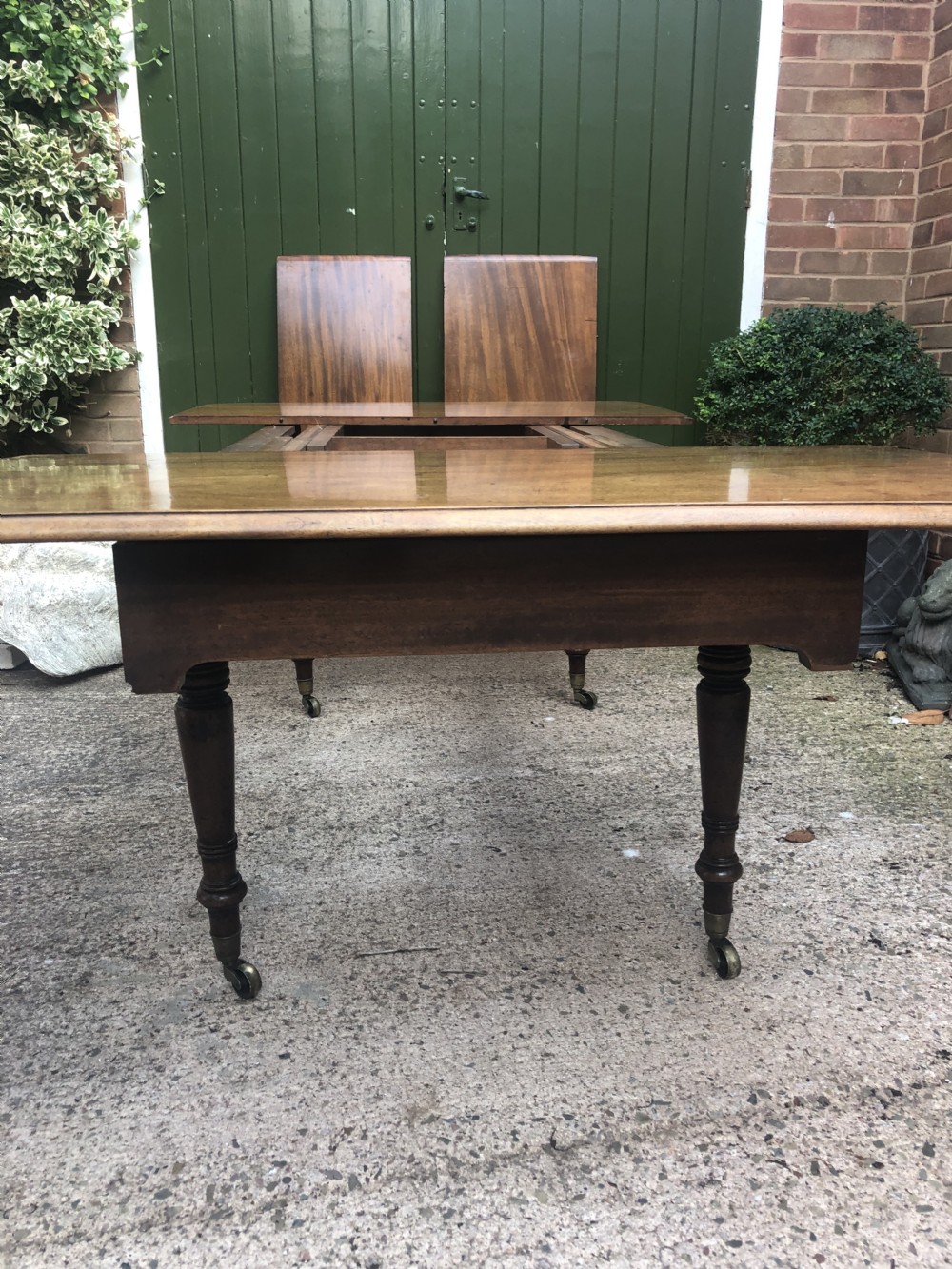 Elegant early C19th Regency period  mahogany extending dining table of unusual design and format. View XXXI