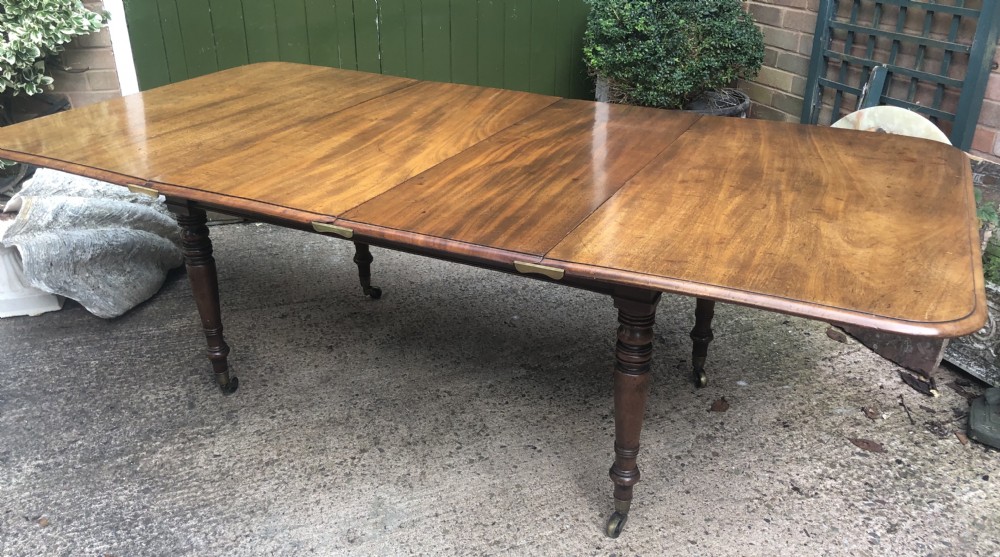 Elegant early C19th Regency period  mahogany extending dining table of unusual design and format.