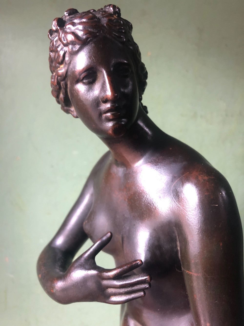 Late C19th French bronze reduction sculpture of the “Venus de Medici” by Ferdinand Barbedienne foundry. View IV