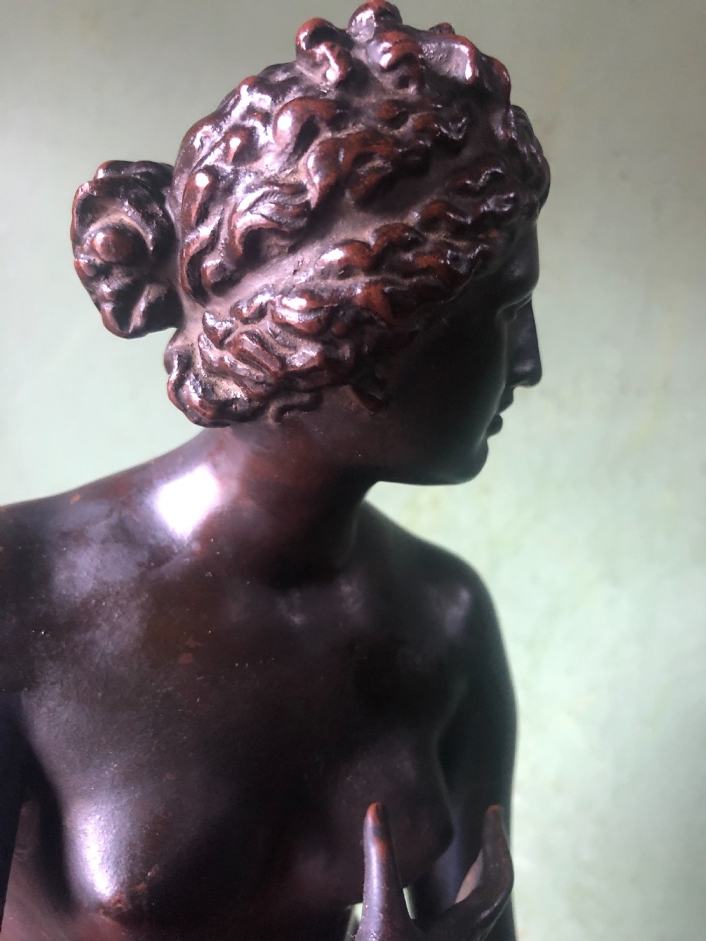Late C19th French bronze reduction sculpture of the “Venus de Medici” by Ferdinand Barbedienne foundry. View VIII