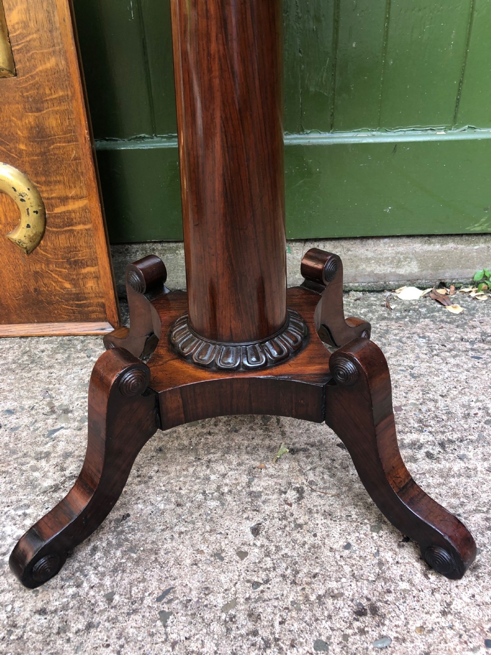 Fine quality early C19th George IV period rosewood circular lamp table .
 View IV