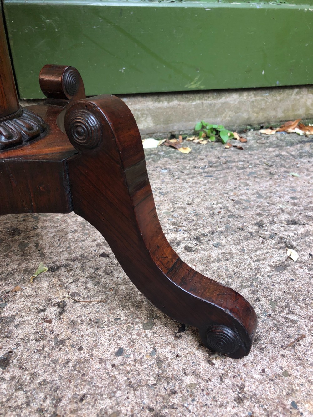 Fine quality early C19th George IV period rosewood circular lamp table .
 View VIII