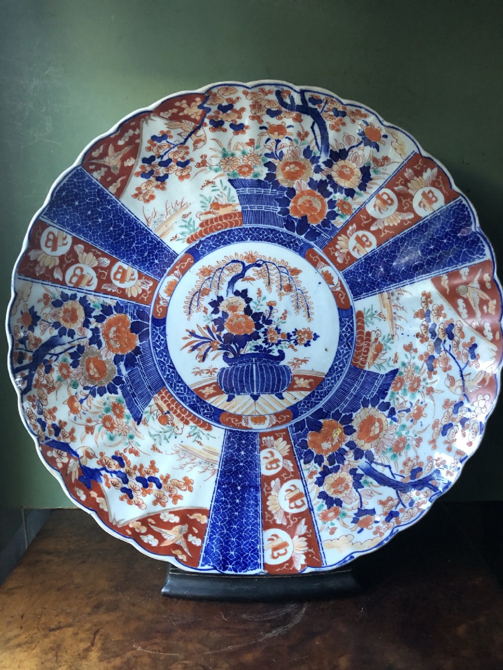 Late C19th Japanese Meiji period porcelain charger decorated in the Imari palette.