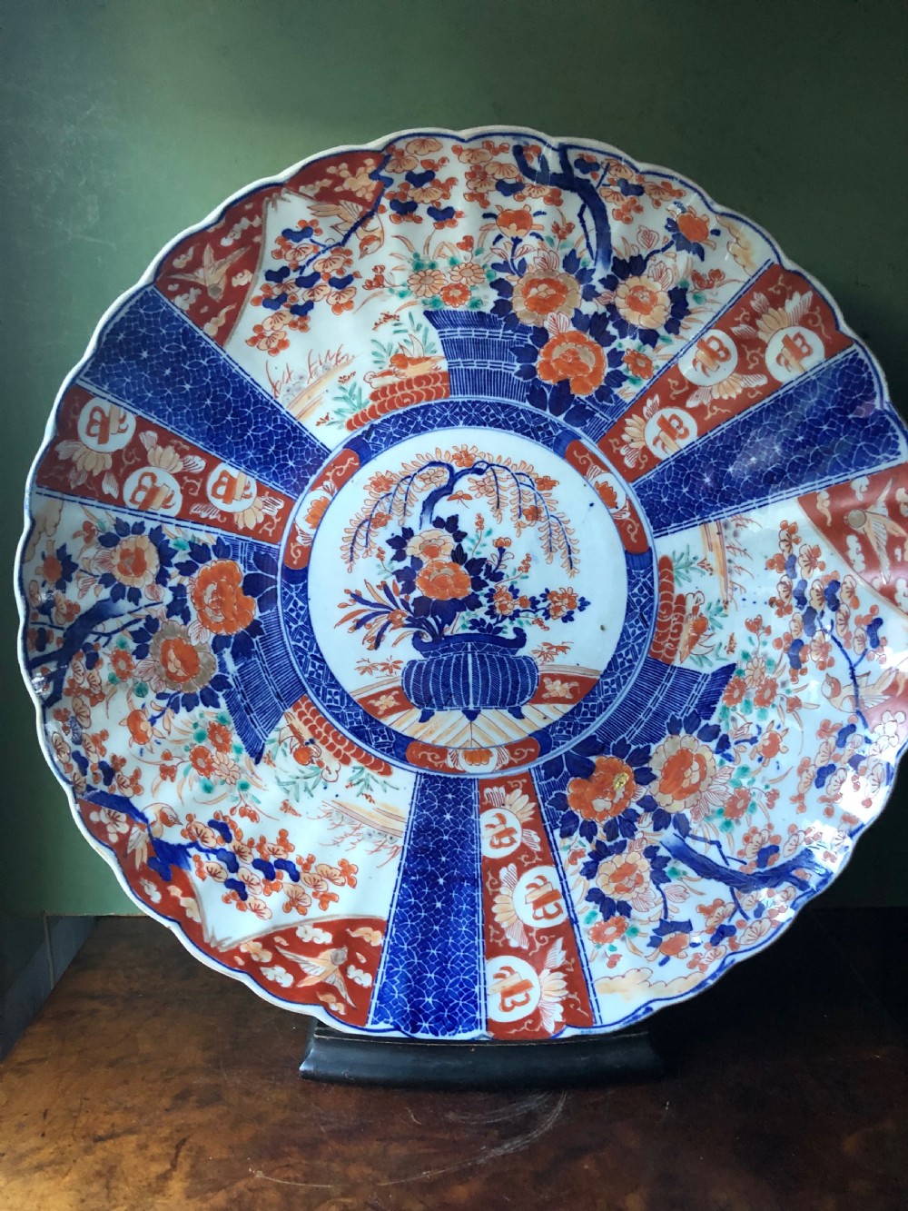 Late C19th Japanese Meiji period porcelain charger decorated in the Imari palette. View II