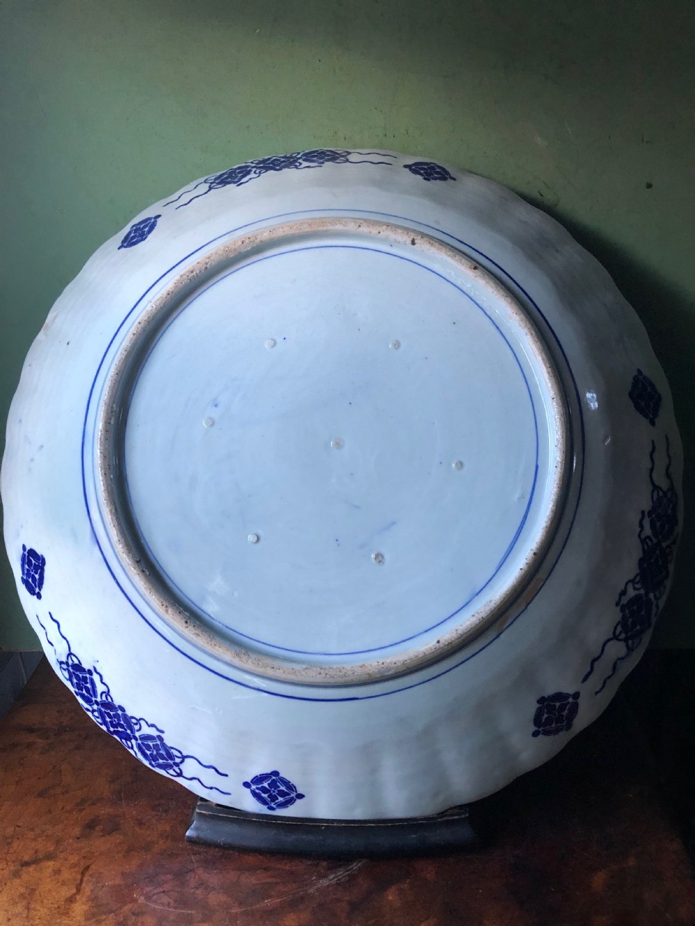 Late C19th Japanese Meiji period porcelain charger decorated in the Imari palette. View IV