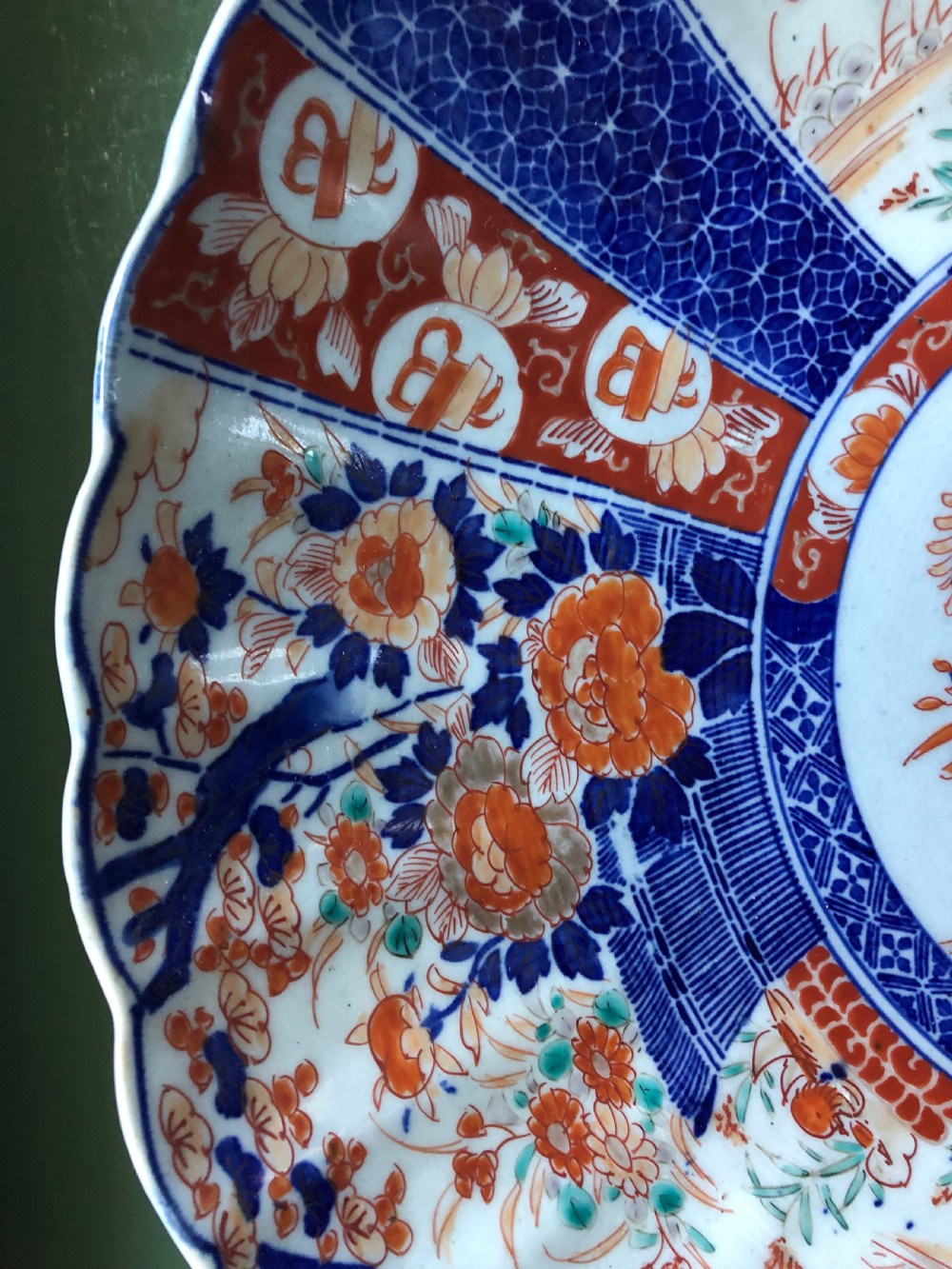 Late C19th Japanese Meiji period porcelain charger decorated in the Imari palette. View V