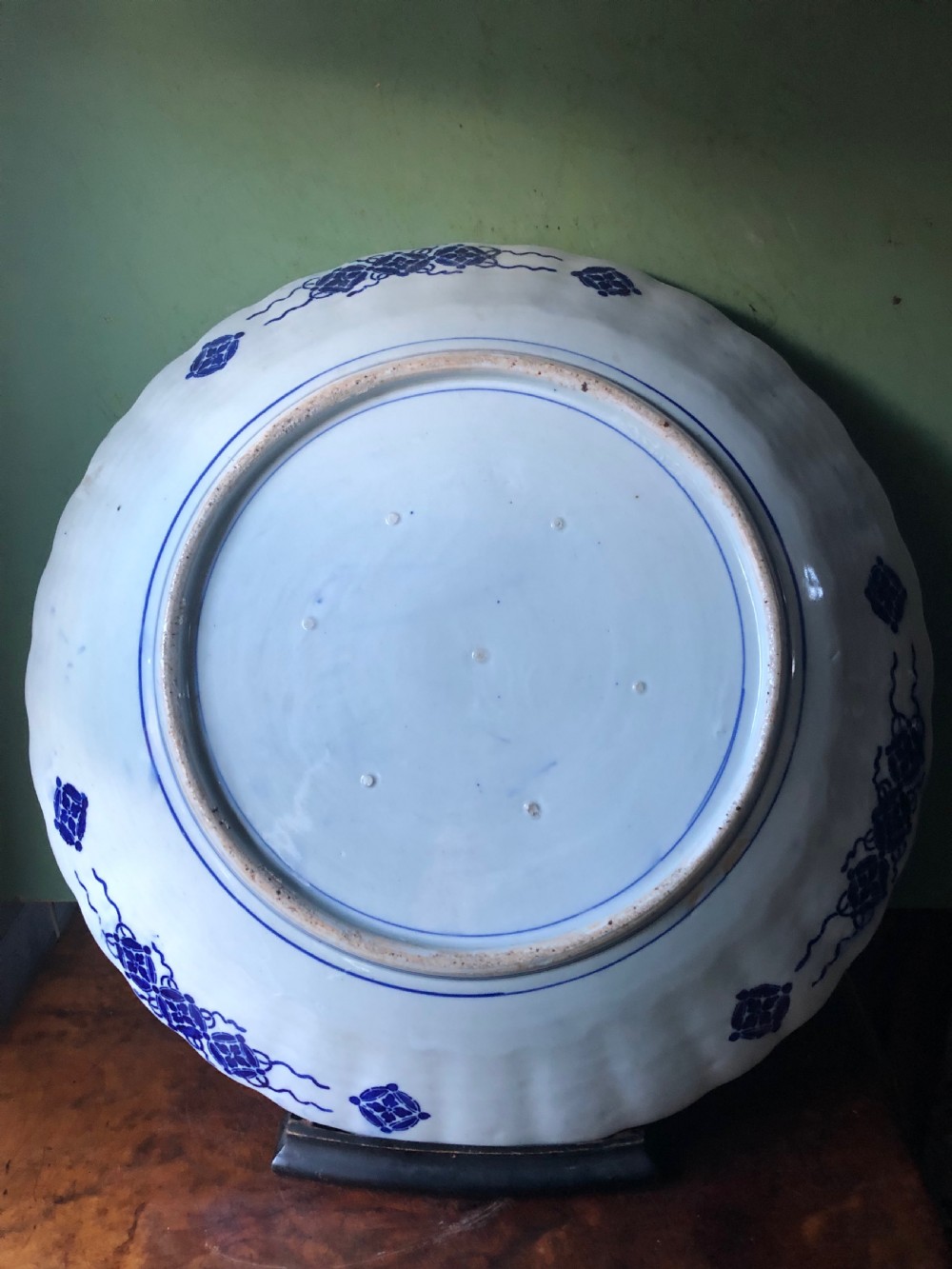 Late C19th Japanese Meiji period porcelain charger decorated in the Imari palette. View VIII