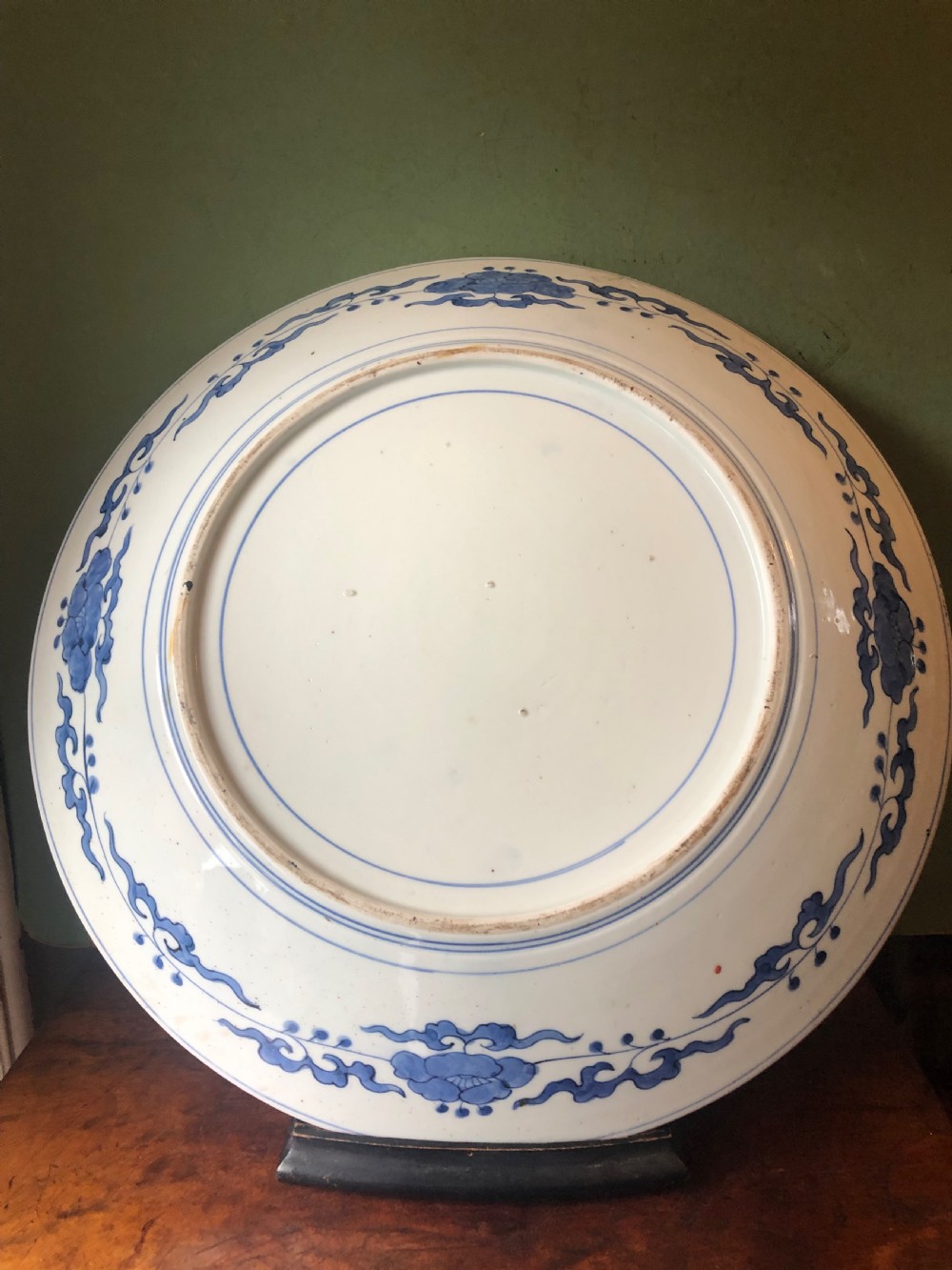Mid C19th Japanese porcelain dished charger decorated in the Imari palette. View VII