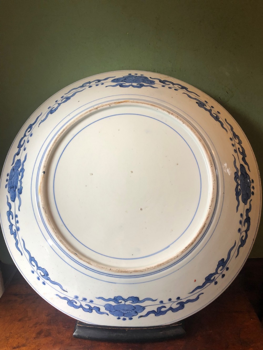 Mid C19th Japanese porcelain dished charger decorated in the Imari palette. View X