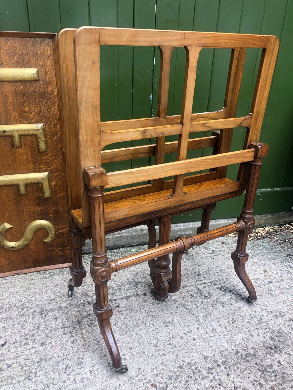 Mid C19th walnut-framed library or gallery folio-stand with an unusual folding action .