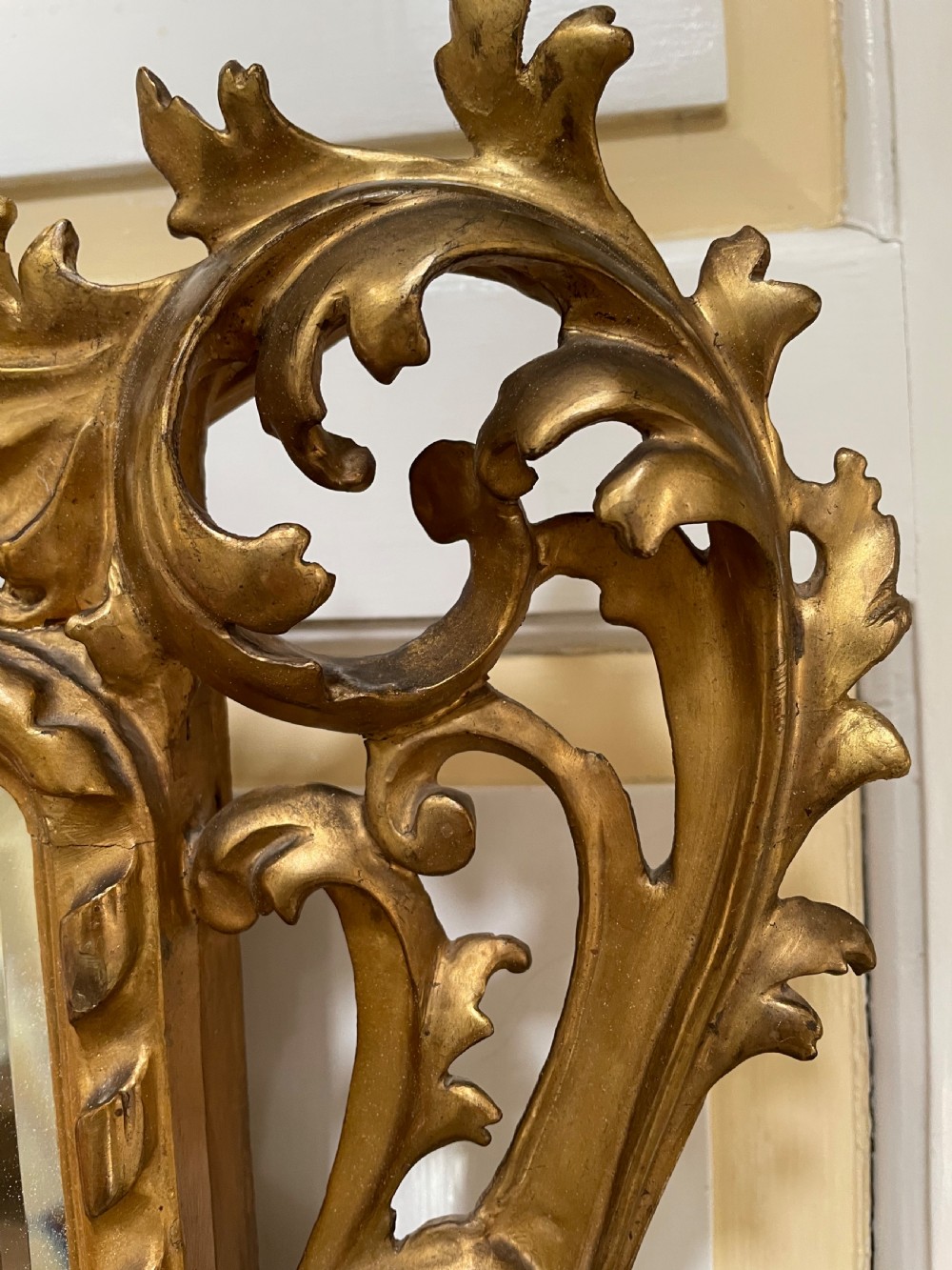Fine quality late C19th Italian carved gilt-wood Venetian-style mirror. View IV